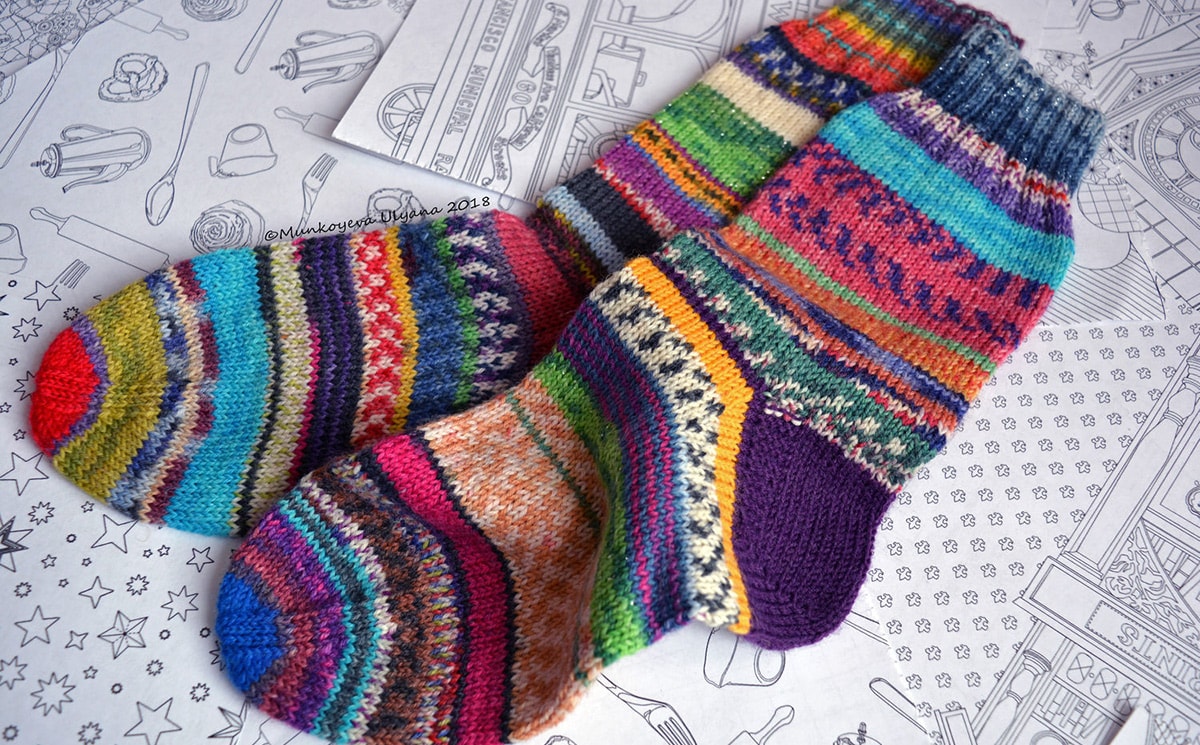 На носки у бабушки пошло 2. Вязаные носки для бабушки. Цветные вязаные носки. Разноцветные носки женские спицами. Разноцветные носки из остатков пряжи спицами.